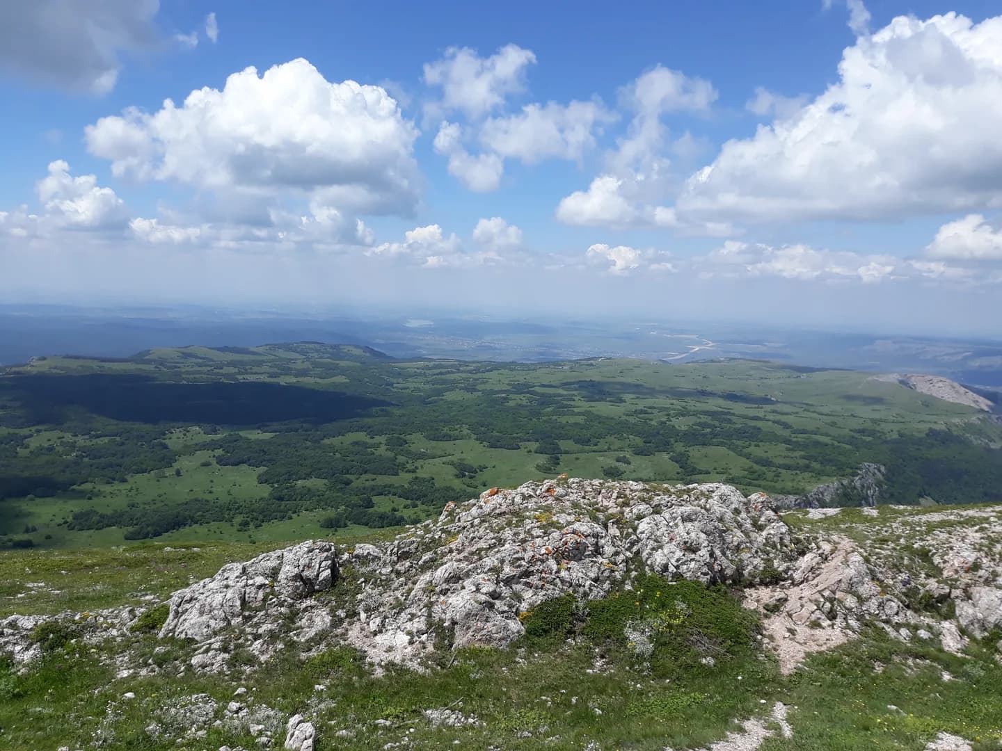 Каменистая вершина Ангар-Буруна и дальние горные панорамы