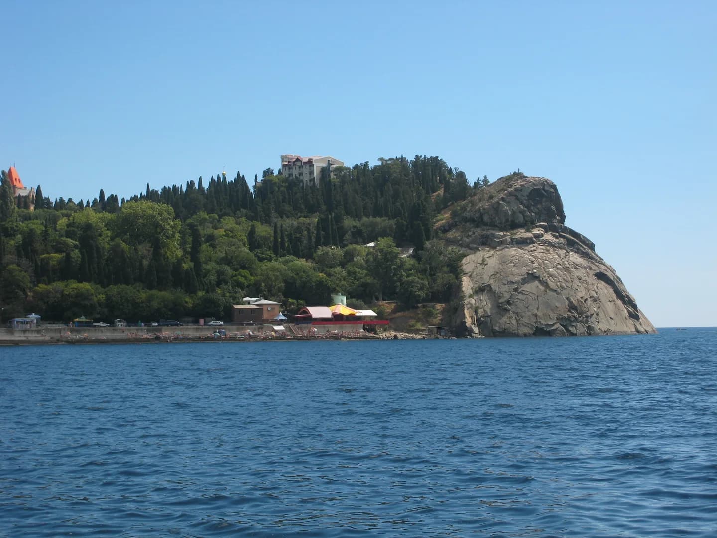 Скалистый мыс Плака над морем
