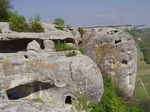 Пещерные помещения Эски-Кермена в скальном плато
