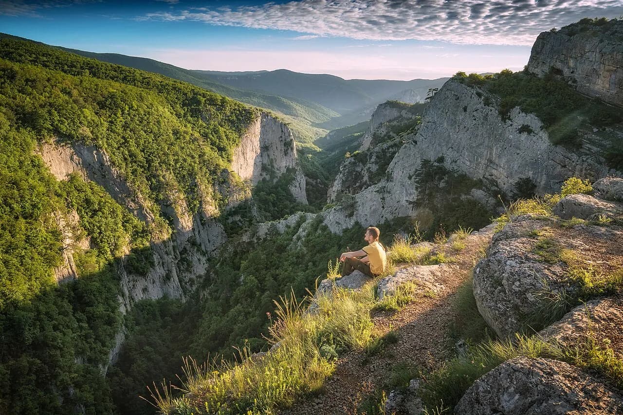 Скальные стены Большого каньона Крыма на закате
