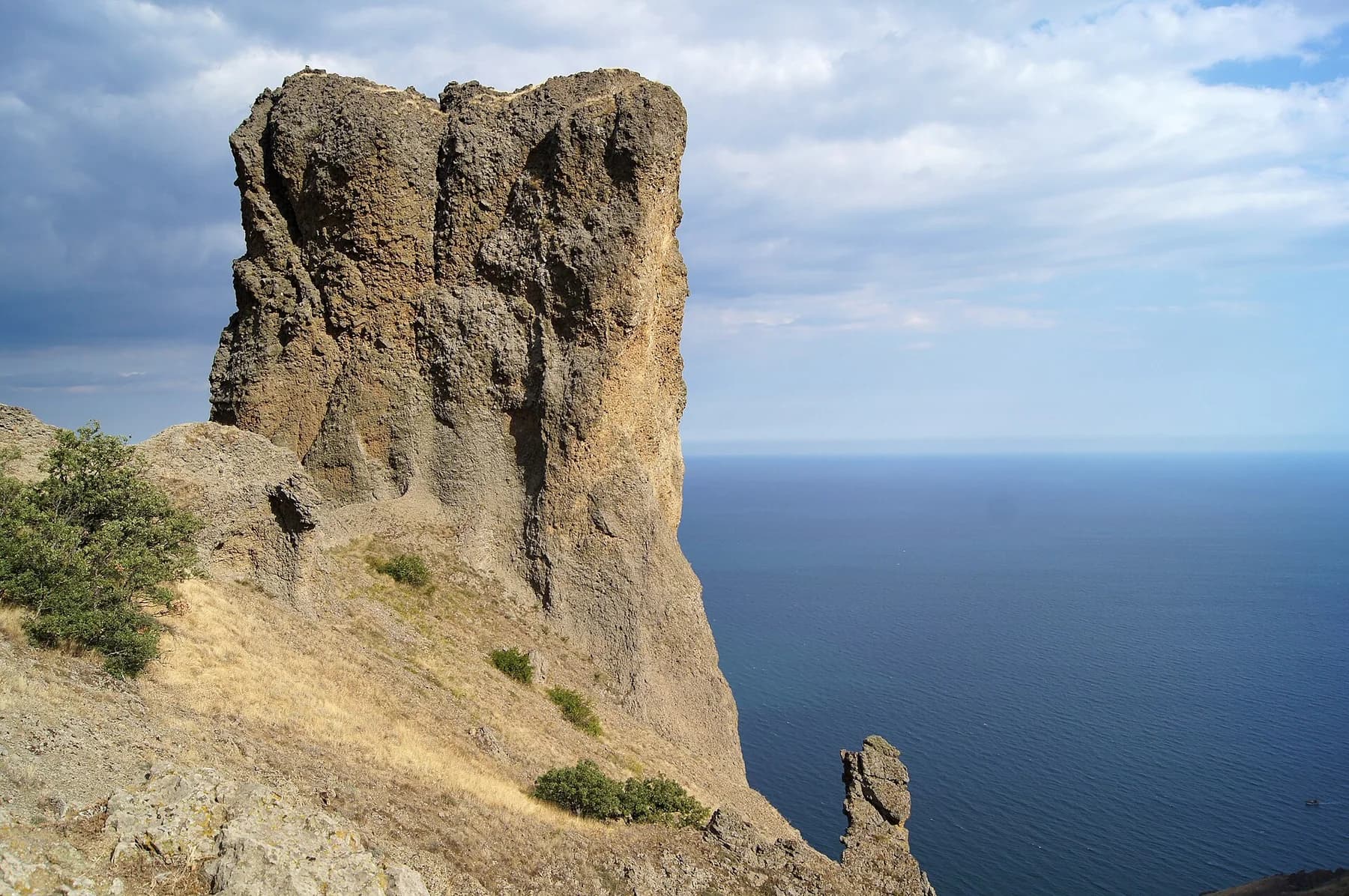 Вулканические скалы Карадага вблизи