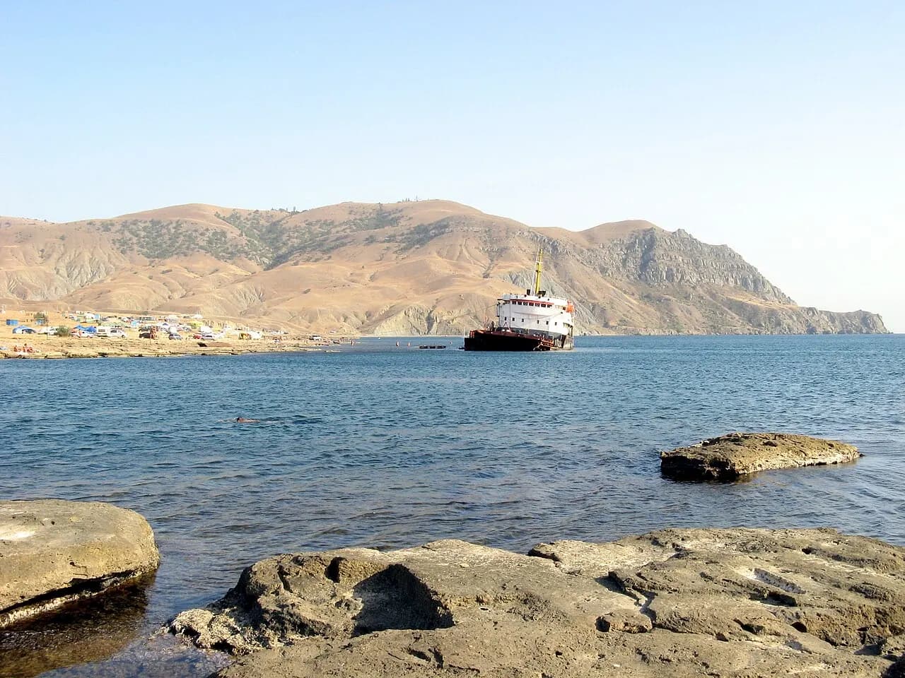 Холмы полуострова Меганом у моря
