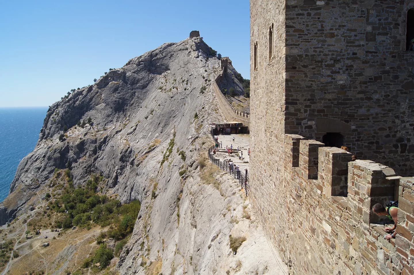 Генуэзская крепость на скалистом холме в Судаке