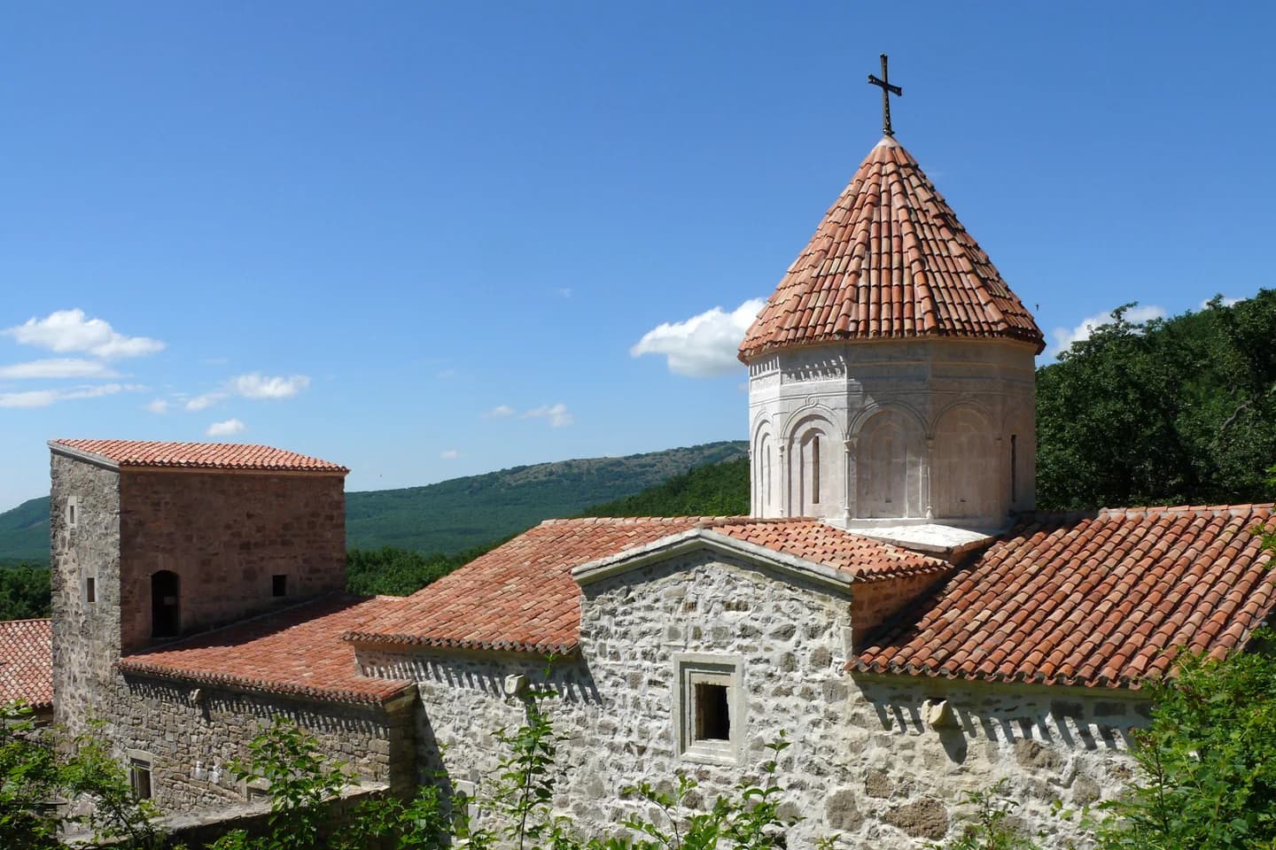 Каменные здания монастыря Сурб-Хач в Крыму