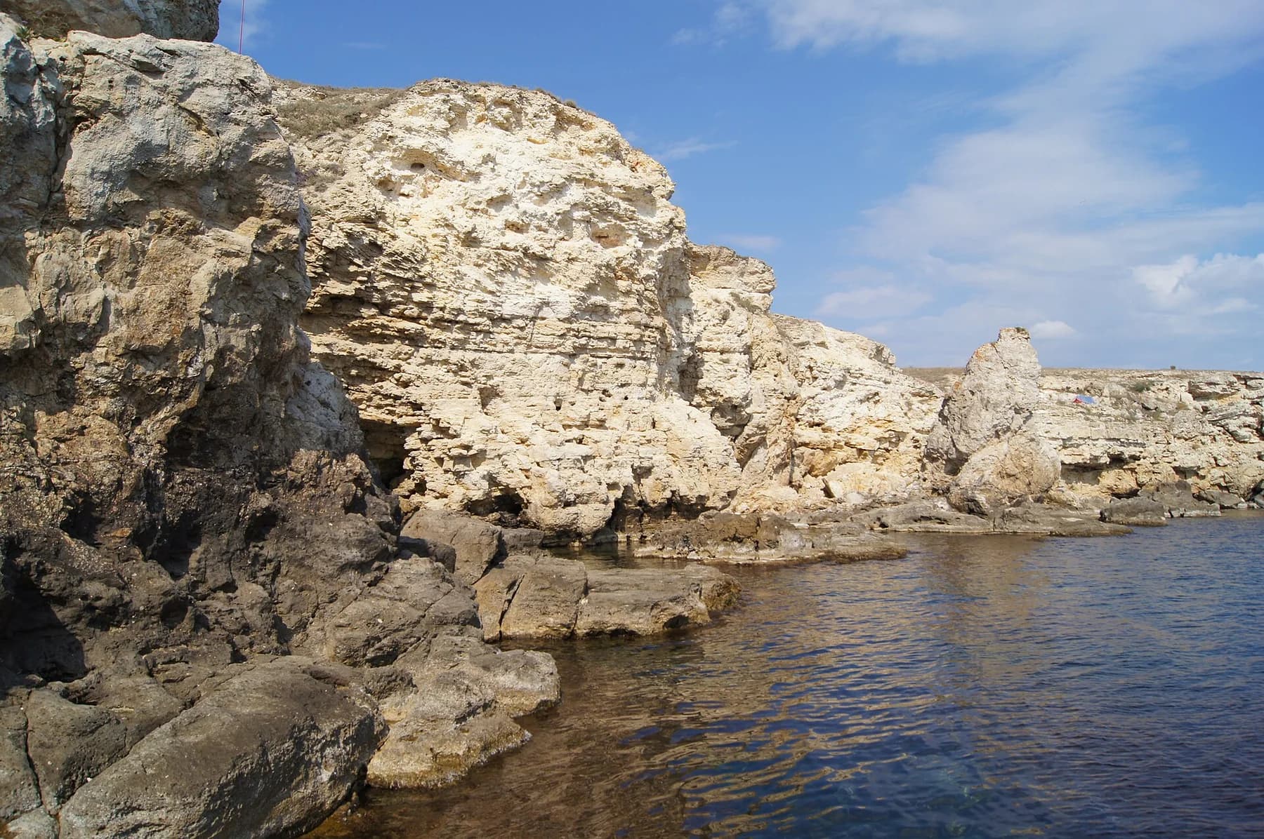 Известняковые скалы и море у Атлеша